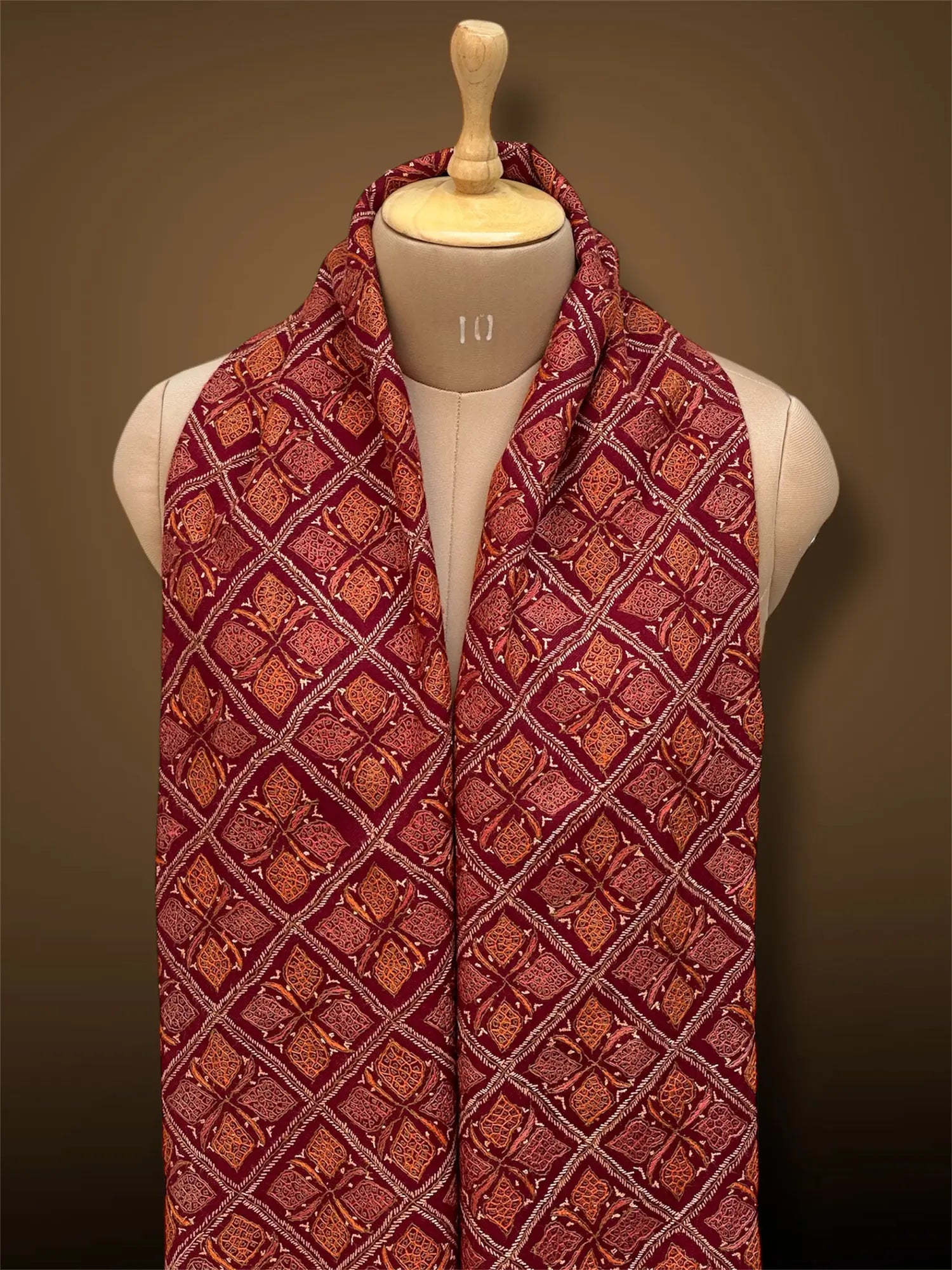 sozni pashmina kashmiri maroon stole,  muffler close up